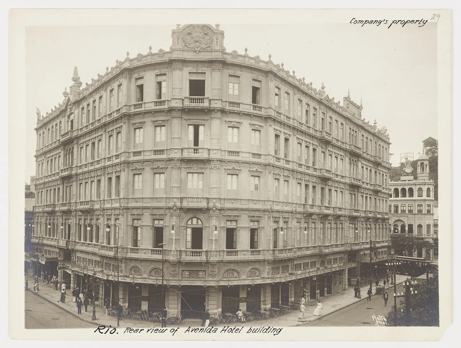 Bondes na Avenida Rio Branco, Rio de Janeiro, 1910. Documento visual do transporte elétrico no centro reformado da Capital Federal.