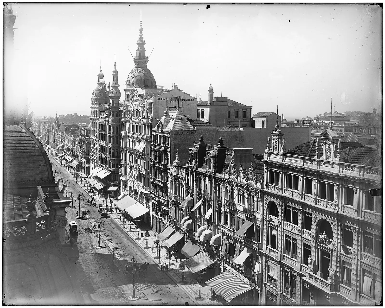 Avenida Central, atual Rio Branco, Rio de Janeiro, 1905. Fotografia de Marc Ferrez. Eixo de redações, bancas e bondes por onde o jornal circulava na Capital.
