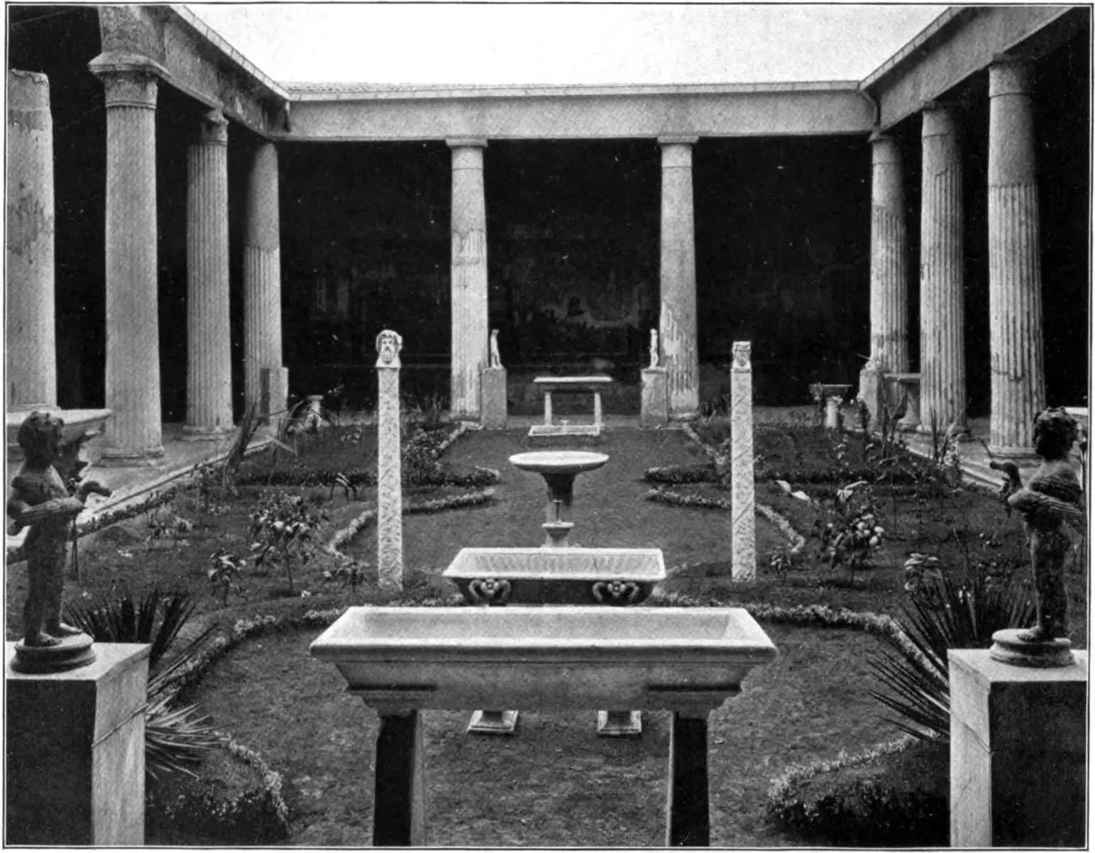 Peristilo da Casa dos Vettii, em Pompeia, jardim colonnado de uma residência urbana antiga.